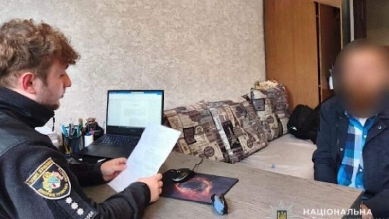 Спалив кіоск через помсту: поліцейські Дніпра затримали підозрюваного