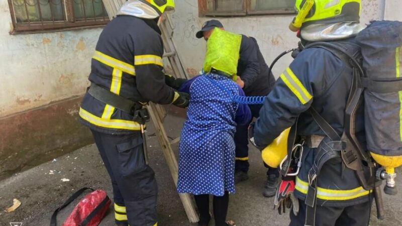 Криворізький район: рятувальники ліквідували пожежу у двоповерховому житловому будинку та врятували 8 осіб