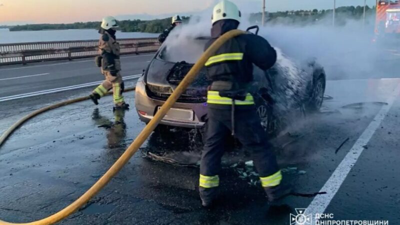 У Дніпрі надзвичайники ліквідували займання легкового автомобіля