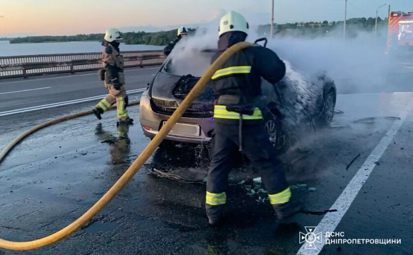 У Дніпрі надзвичайники ліквідували займання легкового автомобіля