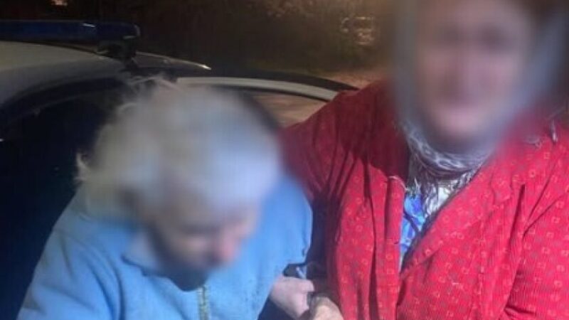 У Дніпрі патрульні допомогли літній жінці, яка загубилася, повернутися додому