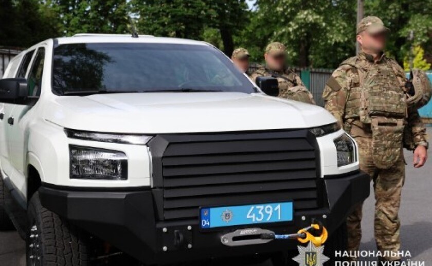 Поліція Дніпропетровщини отримала п’ять пікапів для антидронового загону батальйону поліції особливого призначення