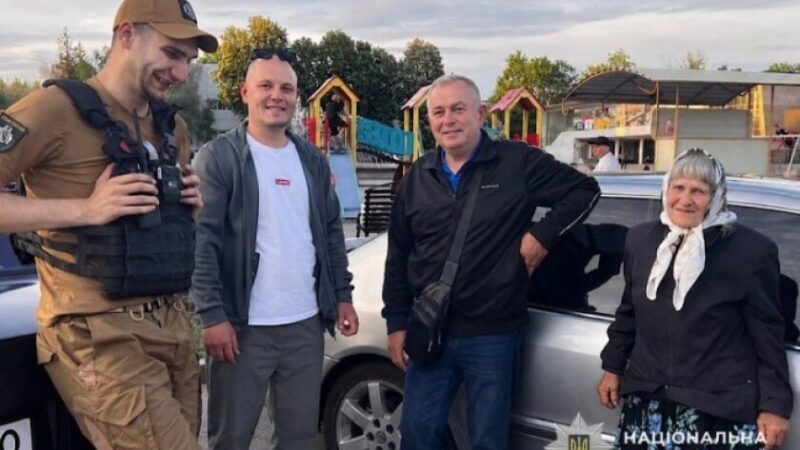Життя на межі: поліцейський офіцер Покровської сільської громади допоміг родині виїхати з-під обстрілів