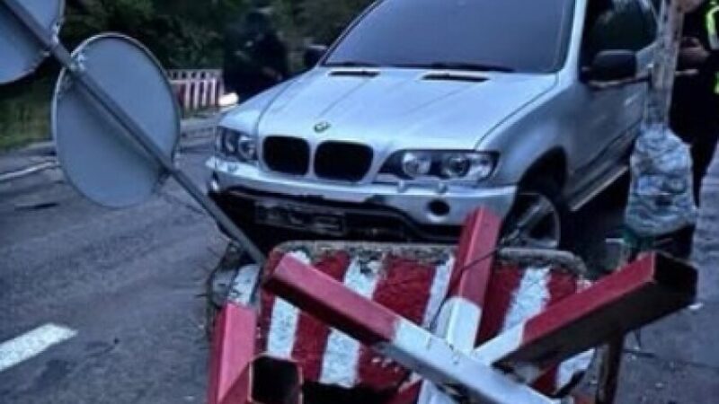 У Запоріжжі на блокпосту водій наїхав на бетонну перешкоду та тікав від поліції