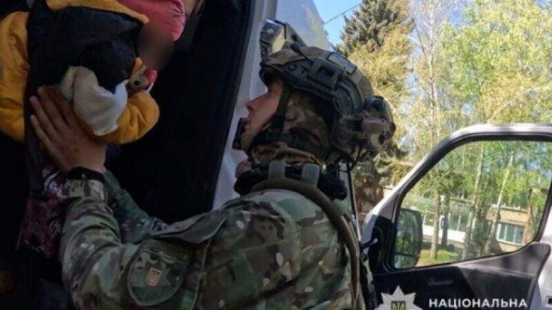 У дитинство без звуків ворожої артилерії та дронів: спец екіпаж поліції «Білі янголи» продовжує евакуювати родини з дітьми з прибережних населених пунктів Нікопольського району