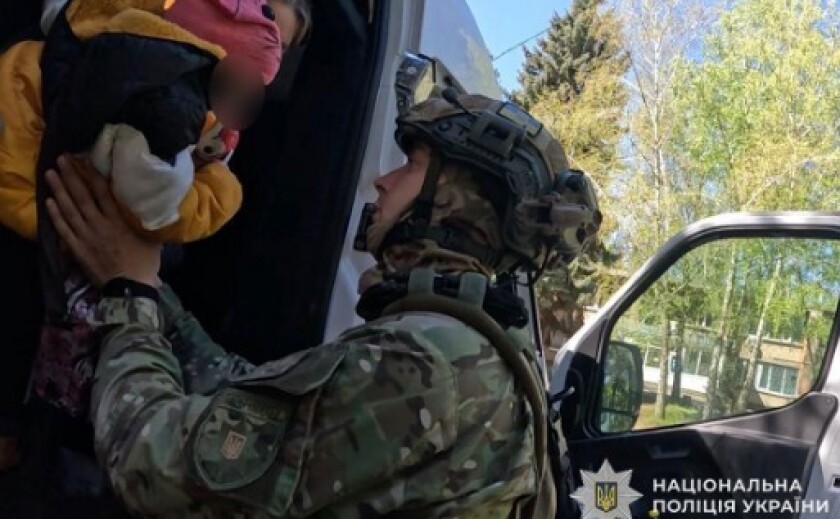 У дитинство без звуків ворожої артилерії та дронів: спец екіпаж поліції «Білі янголи» продовжує евакуювати родини з дітьми з прибережних населених пунктів Нікопольського району
