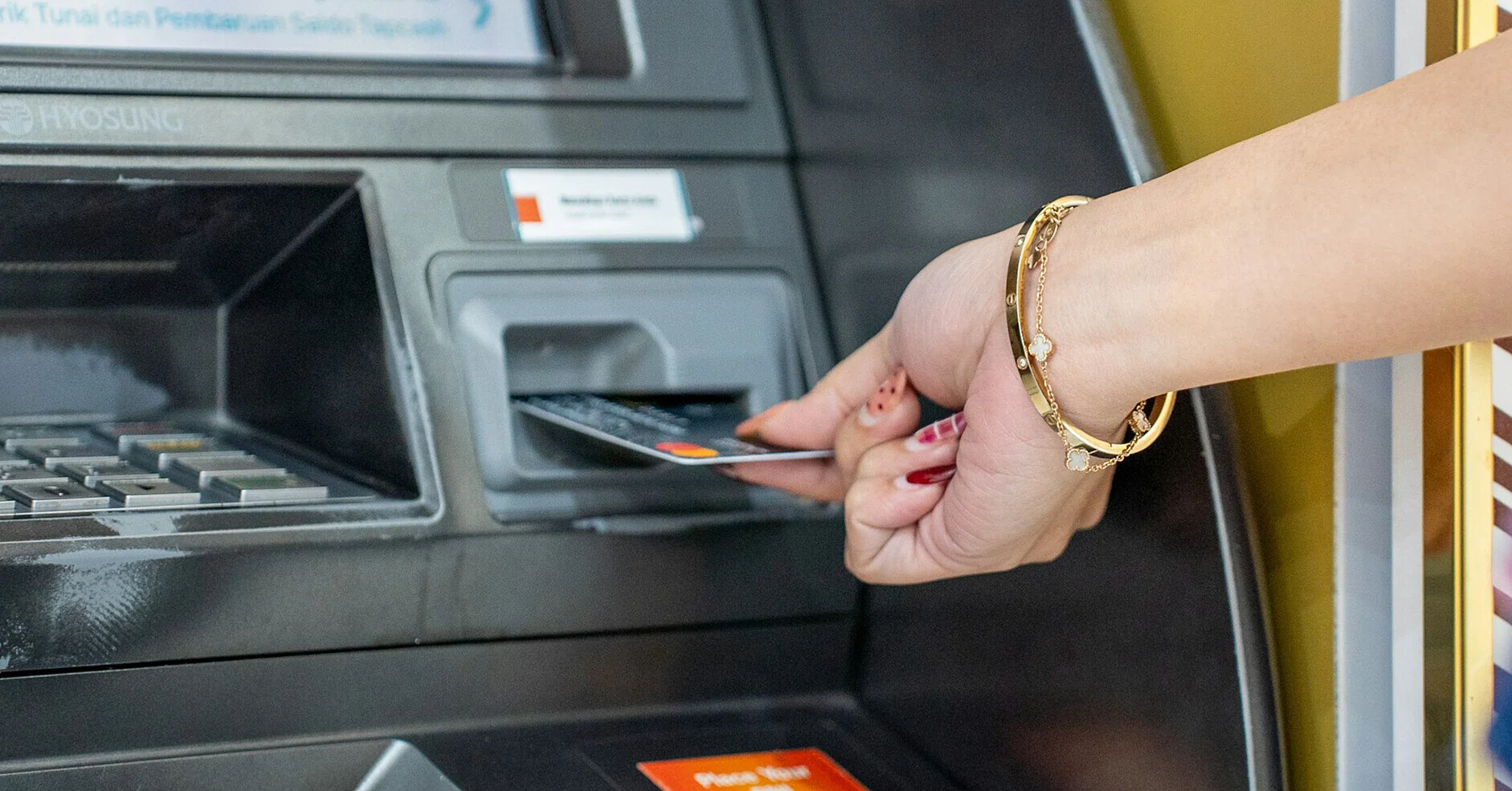 Повторне нарахування 1500 грн: чому пенсіонерам загрожує блокування карток