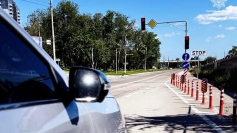 До уваги водіїв: у Запоріжжі на перехресті Прибережної автомагістралі та вулиці Тбіліської запрацював новий світлофор