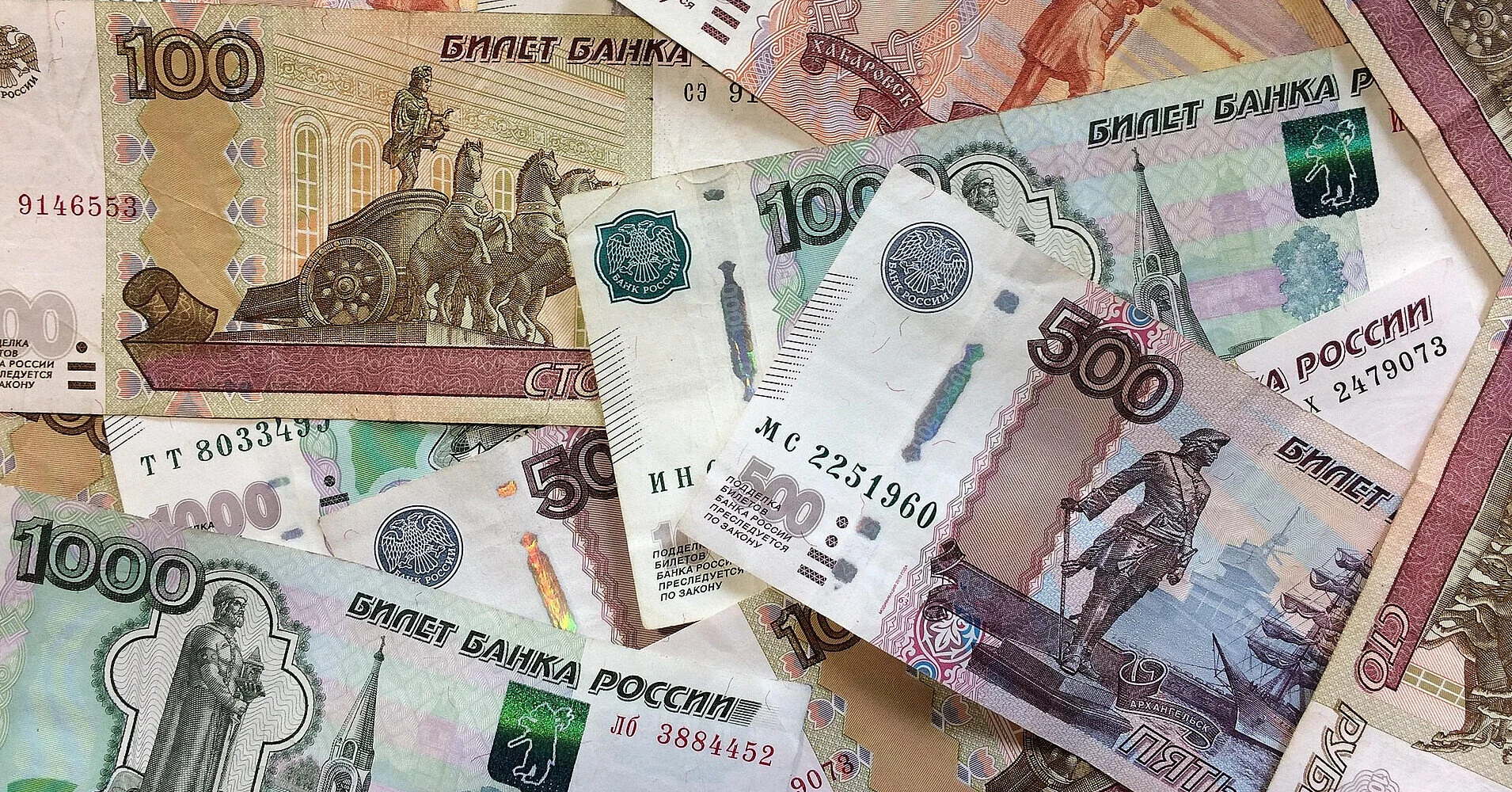 Росіяни повертаються до готівки через відключення інтернету: цифрова економіка дає збій