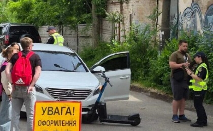 У Кривому Розі легковик зіткнувся з електросамокатом