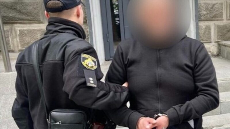Розбивав скло та викрадав майно: у Дніпрі затримали серійного крадія з транспортних засобів