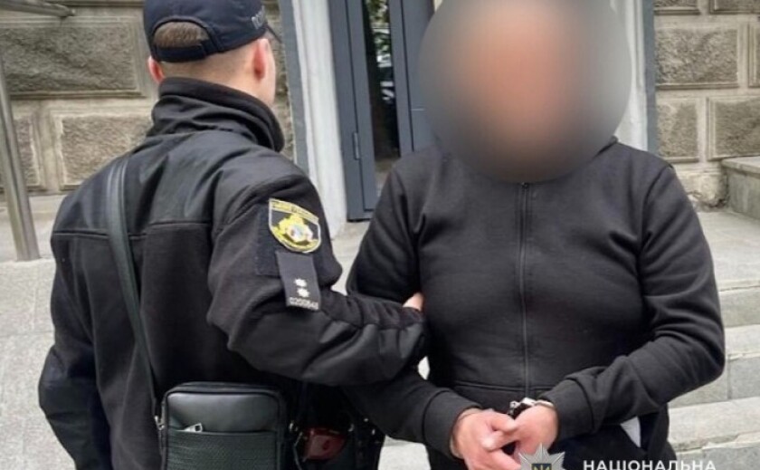 Розбивав скло та викрадав майно: у Дніпрі затримали серійного крадія з транспортних засобів