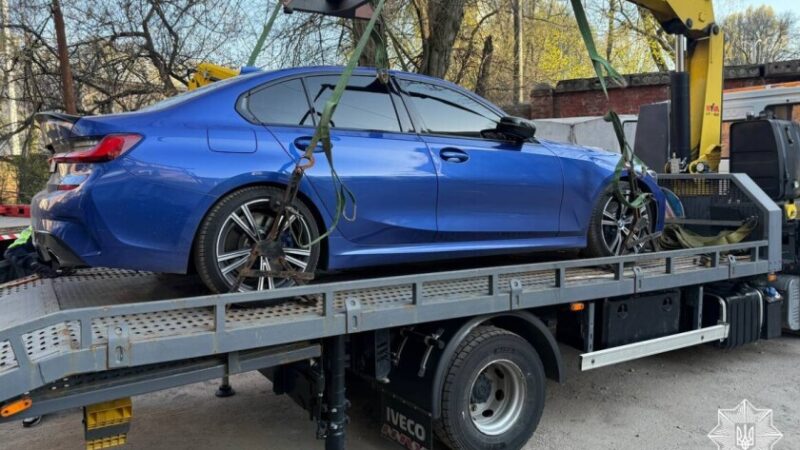 У Дніпрі патрульні затримали блогера Тимофія Кучера, який катався містом без прав за кермом BMW
