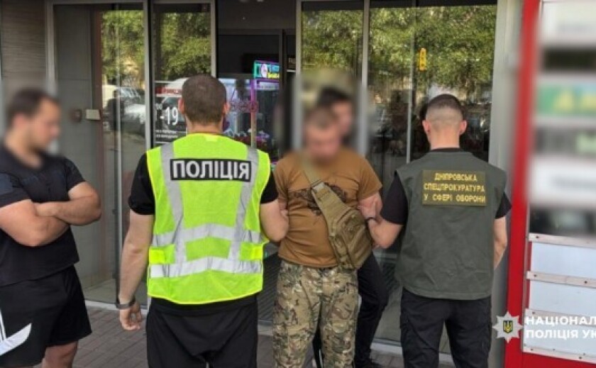 Вимагали 100 тисяч гривень неправомірної вигоди у підлеглого за «безперешкодне» проходження служби: на Дніпропетровщині поліція викрила військовослужбовців