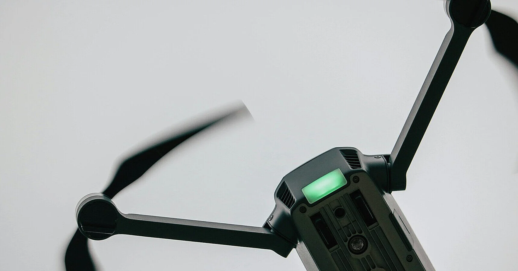 Їхали на дачу: під Харковом ворожий FPV-дрон ударив по машині подружжя