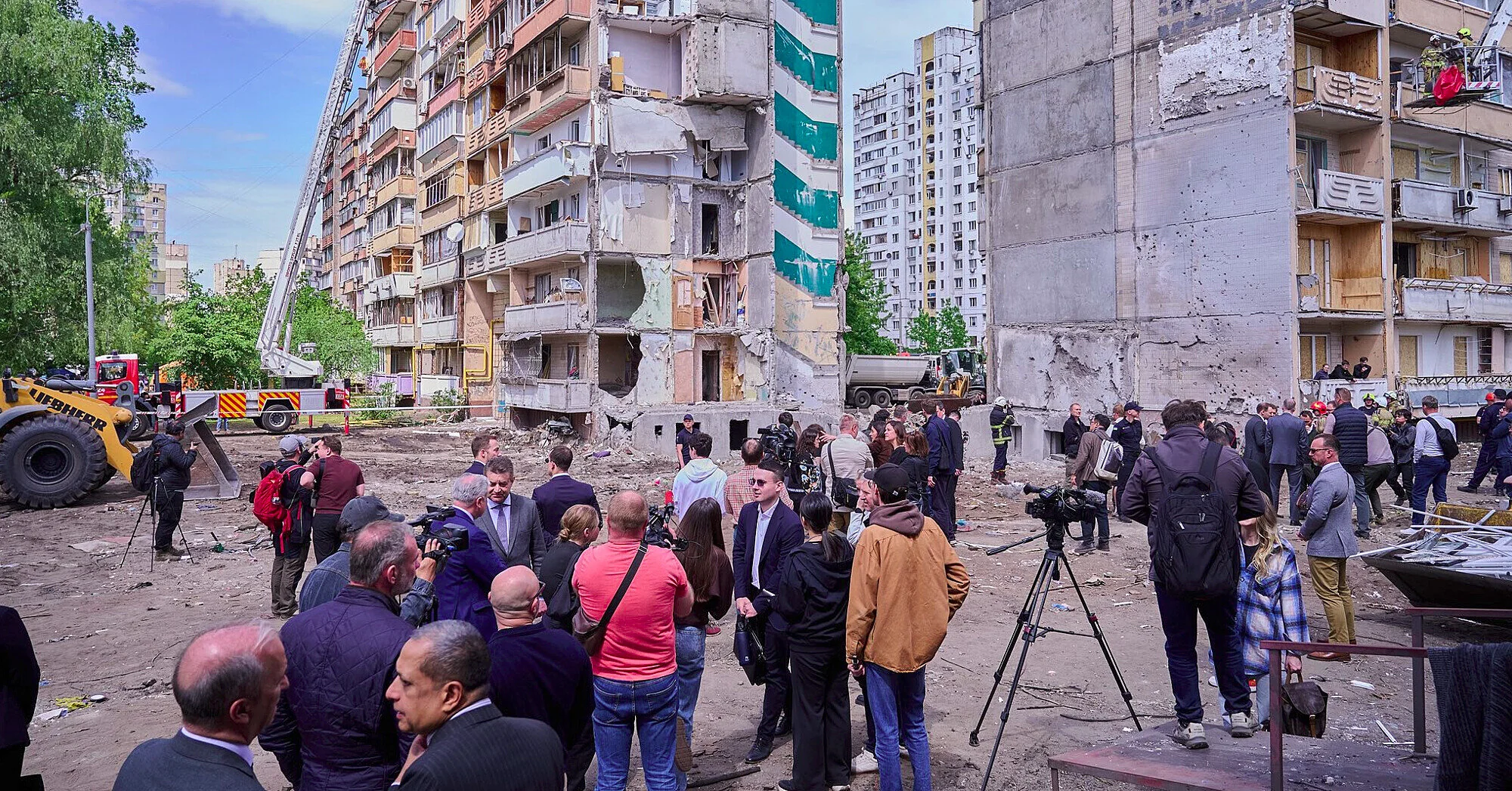 Дипломати відвідали місце трагедії в Києві, де від російської ракети загинули люди
