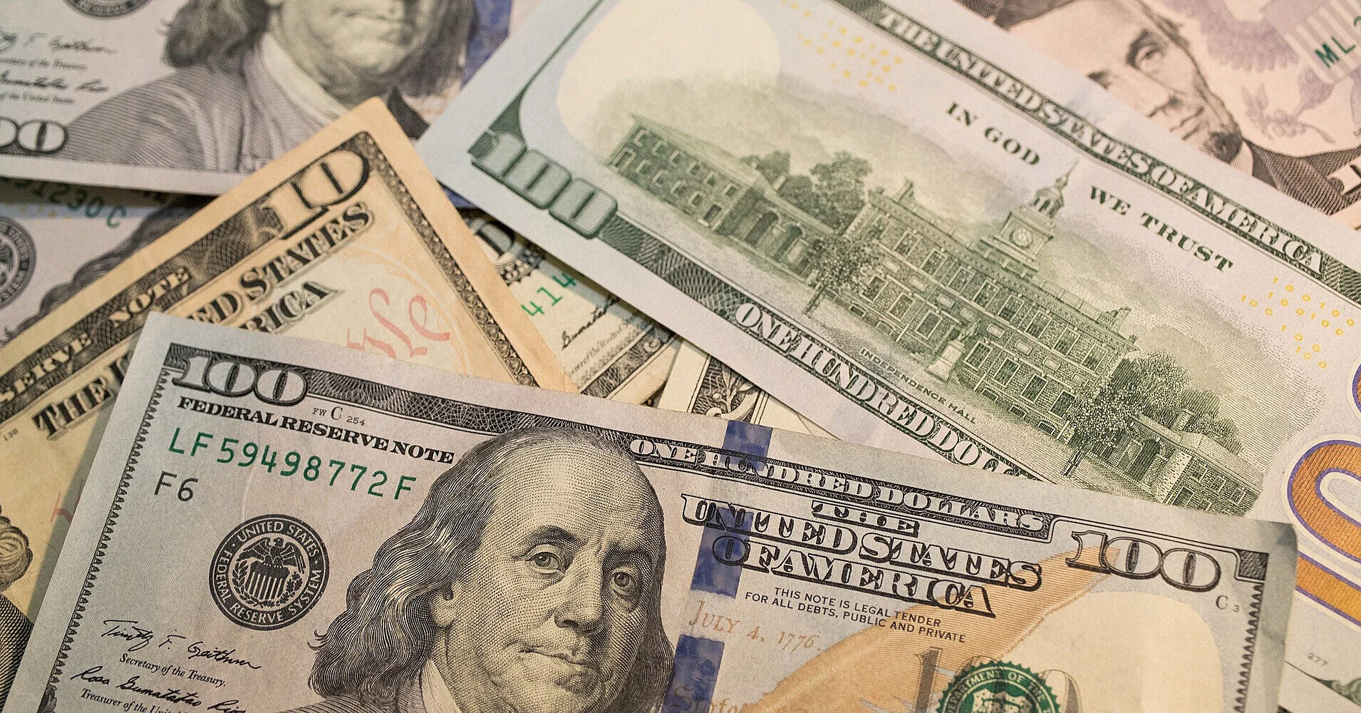 Долар просів на фоні сигналу про можливу угоду США та Ірану