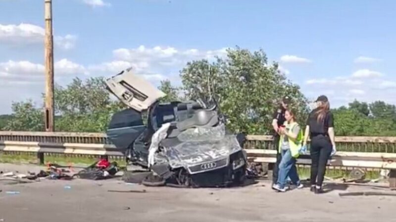 Серйозна ДТП на мосту в Кам’янському: Audi залетів на відбійник, є поранені