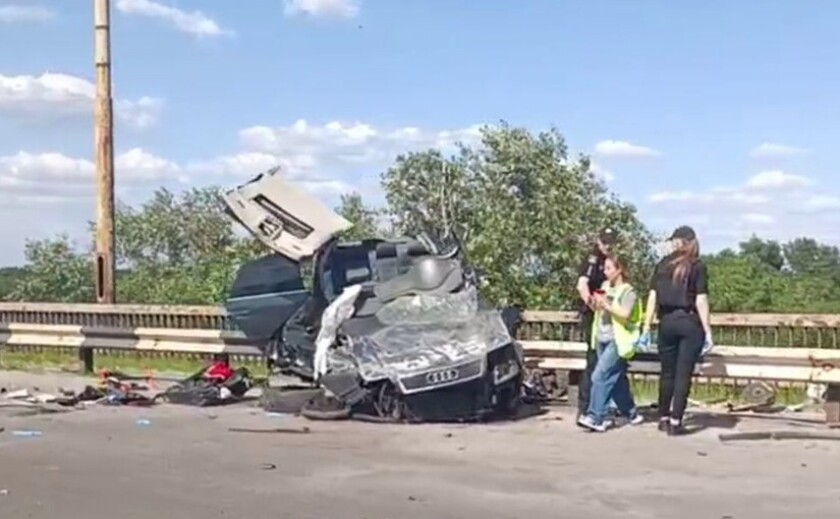 Серйозна ДТП на мосту в Кам’янському: Audi залетів на відбійник, є поранені