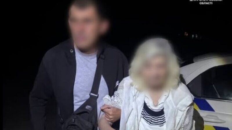 У Дніпрі патрульні повернули жінку, що загубилася, додому