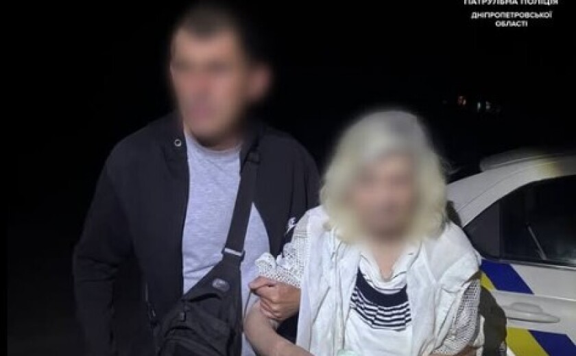 У Дніпрі патрульні повернули жінку, що загубилася, додому
