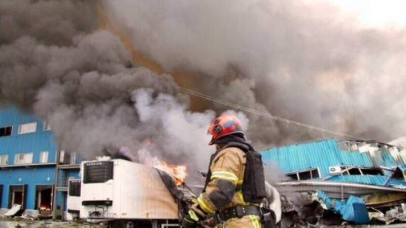 Росіяни знищили відділення «Нової пошти» у Дніпрі Внаслідок атаки будівля згоріла вщент
