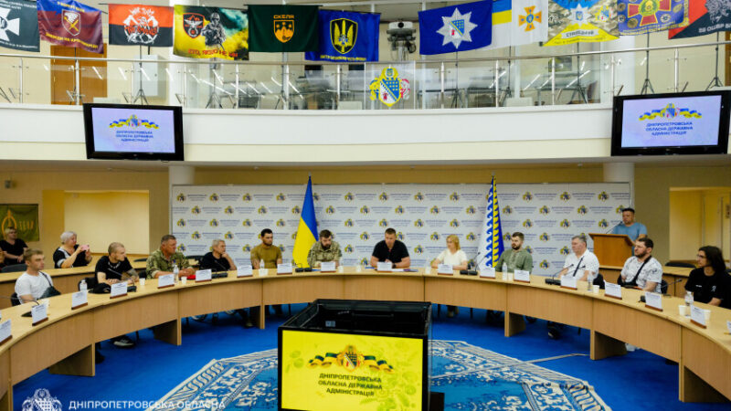 На Дніпропетровщині ветерани та батько загиблого захисника отримали сертифікати на придбання житла
