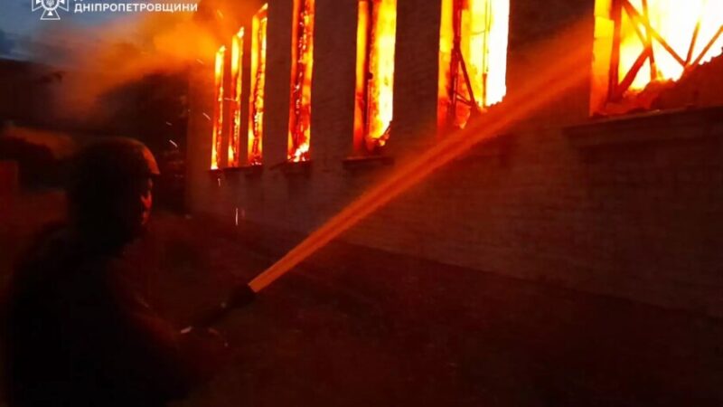 Росія атакувала Дніпропетровщину: постраждали двоє людей, у Нікопольському районі горіла спортивна школа