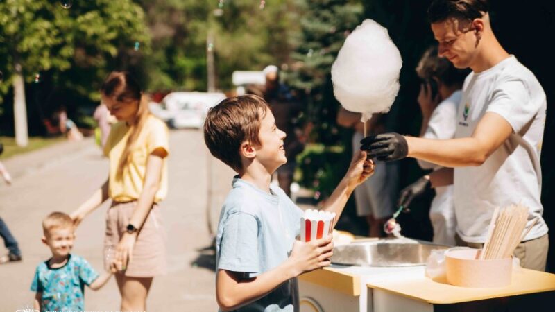 Морозиво, майстер-класи та аніматори: в обласній лікарні Дніпра влаштували свято для дітей