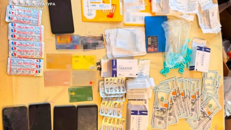Метадон у колонію через пошту: на Дніпропетровщині викрили наркотрафік за участю працівника в’язниці
