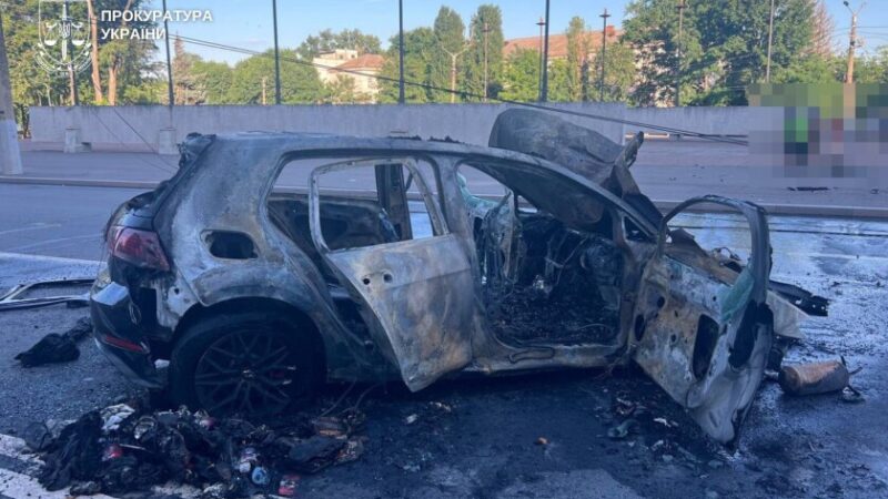 У Кривому Розі водій без прав на швидкості врізався в електроопору: двоє пасажирів постраждали