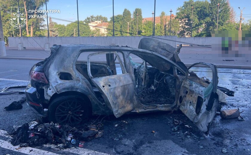 У Кривому Розі водій без прав на швидкості врізався в електроопору: двоє пасажирів постраждали