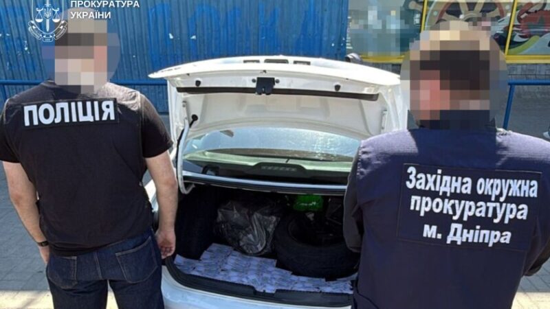 За $15 тисяч обіцяв допомогти виїхати за кордон: у Дніпрі судитимуть організатора незаконної схеми
