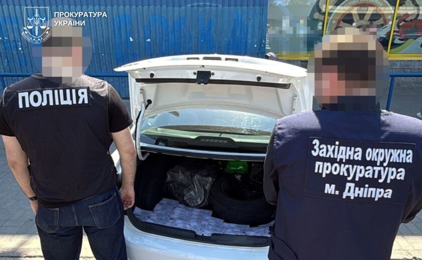 За $15 тисяч обіцяв допомогти виїхати за кордон: у Дніпрі судитимуть організатора незаконної схеми