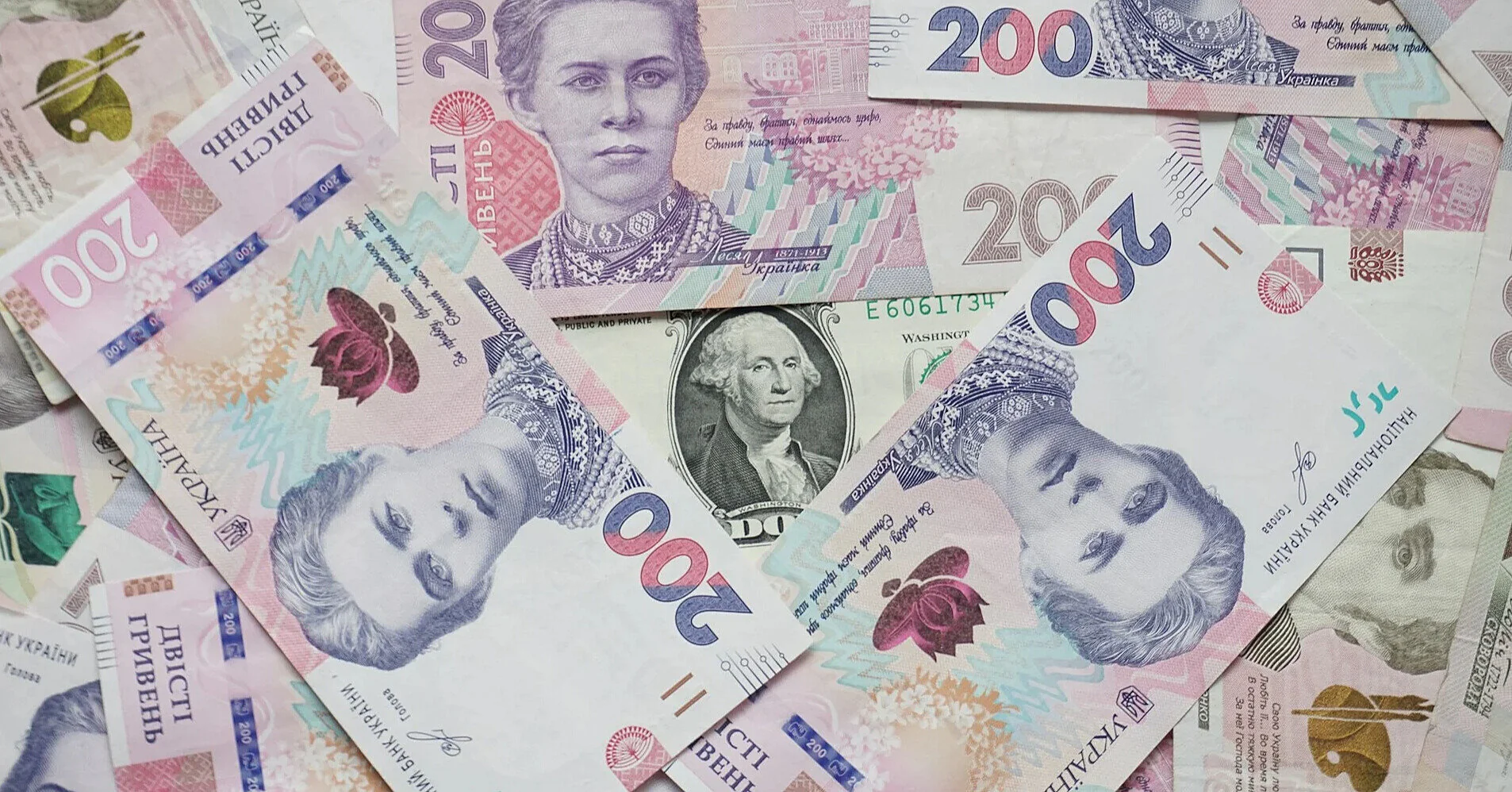 Долар різко пішов угору: три причини тиску на гривню