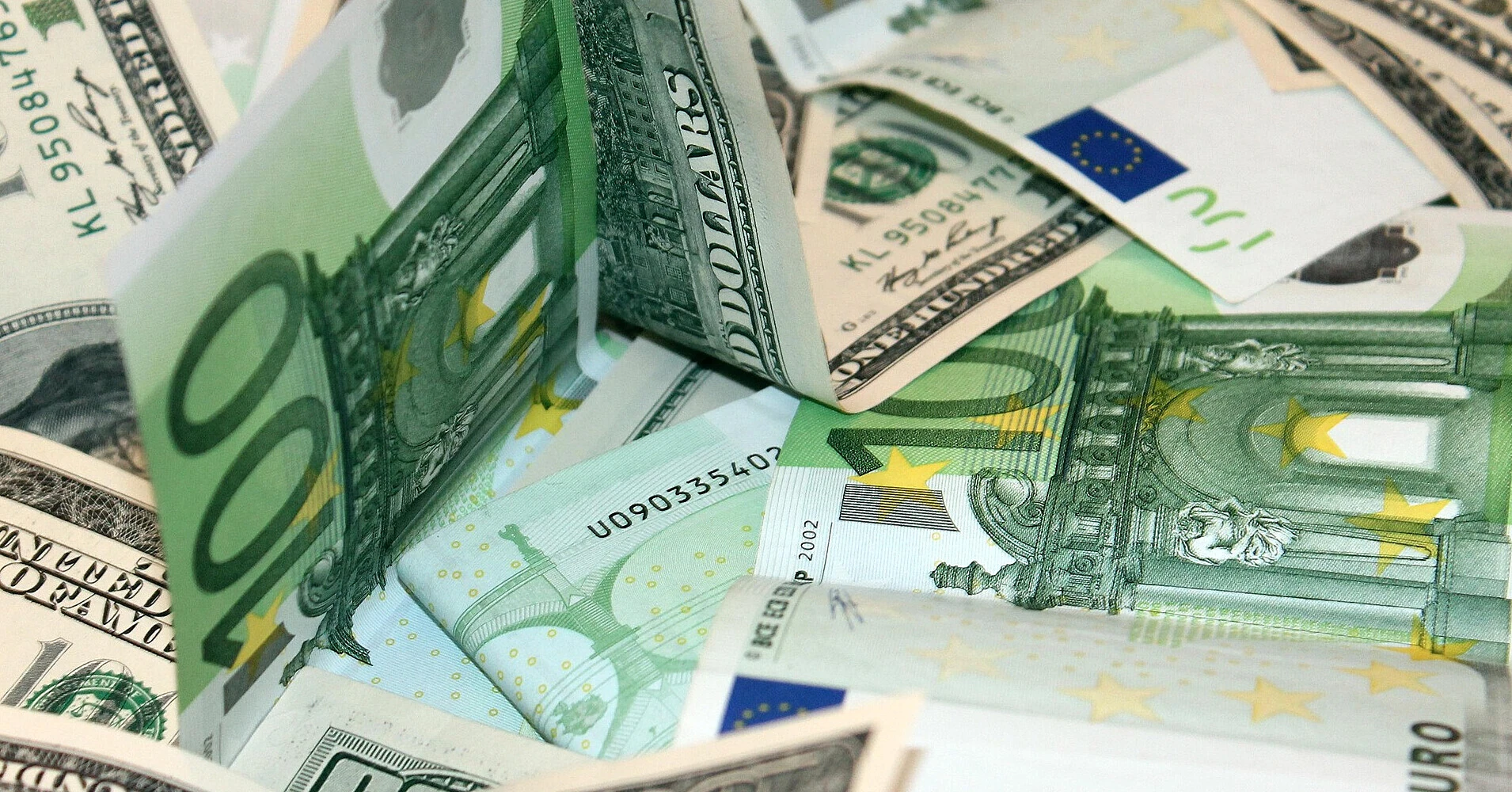Євро різко подешевшало: НБУ оновив курс валют на 25 червня