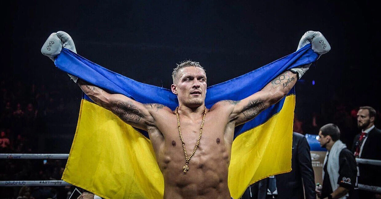 Усик відмовився від чемпіонських поясів у суперважкій вазі