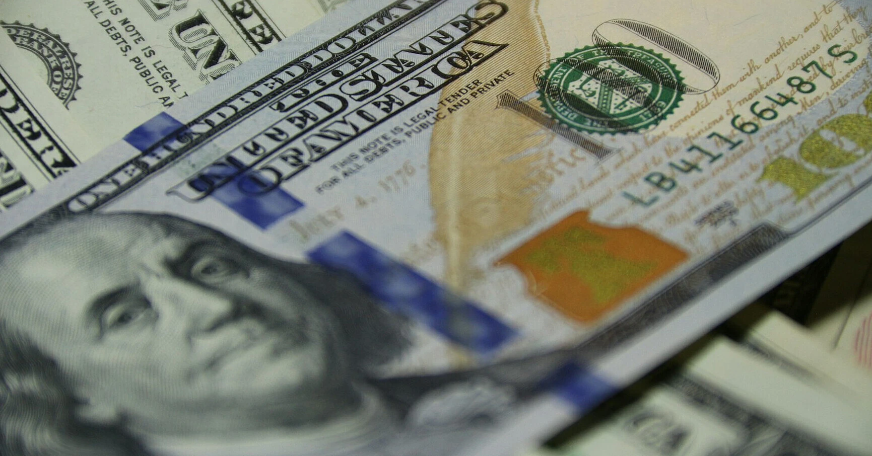НБУ зафіксував долар на міжбанку, вихідний у США обвалив торги