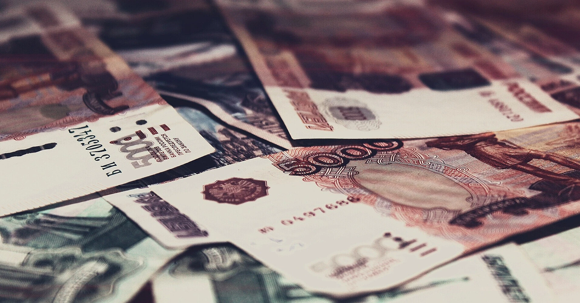 Обвал Мосбіржі: удари по НПЗ та падіння нафти посилили тиск на економіку РФ