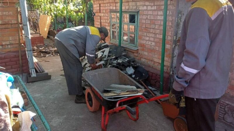 У Нікополі комунальники ліквідовують наслідки обстрілів та впорядковують місто