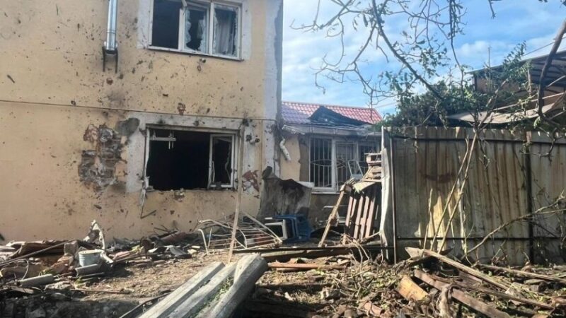У Запоріжжі усувають наслідки російського обстрілу: пошкоджено 11 будинків