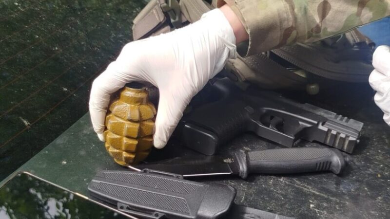 У Кам’янському у чоловіка знайшли гранатомети, вибухівку та сотні набоїв