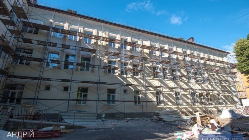 У Кам’янському відновлюють пошкоджене обстрілом пологове відділення: ремонт завершать до вересня