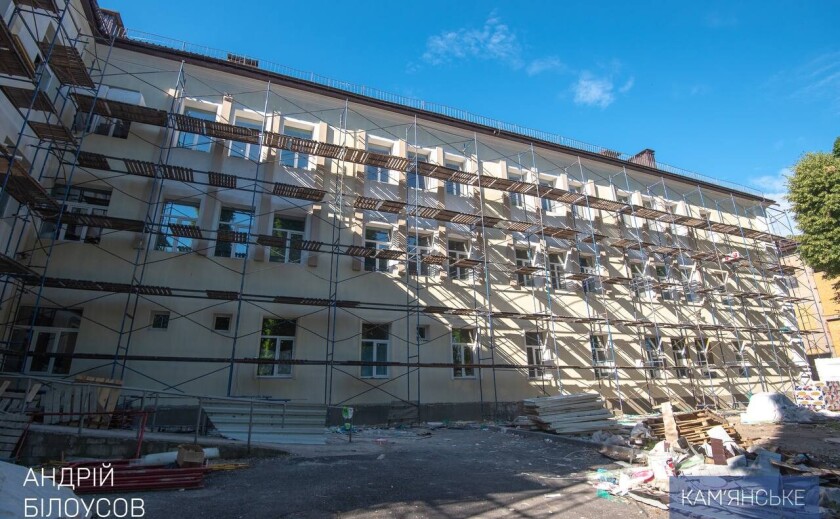 У Кам’янському відновлюють пошкоджене обстрілом пологове відділення: ремонт завершать до вересня