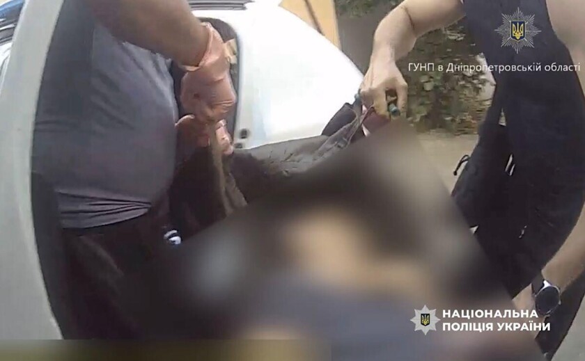 У Марганці поліцейські під ворожими дронами намагалися врятувати поранену жінкуї