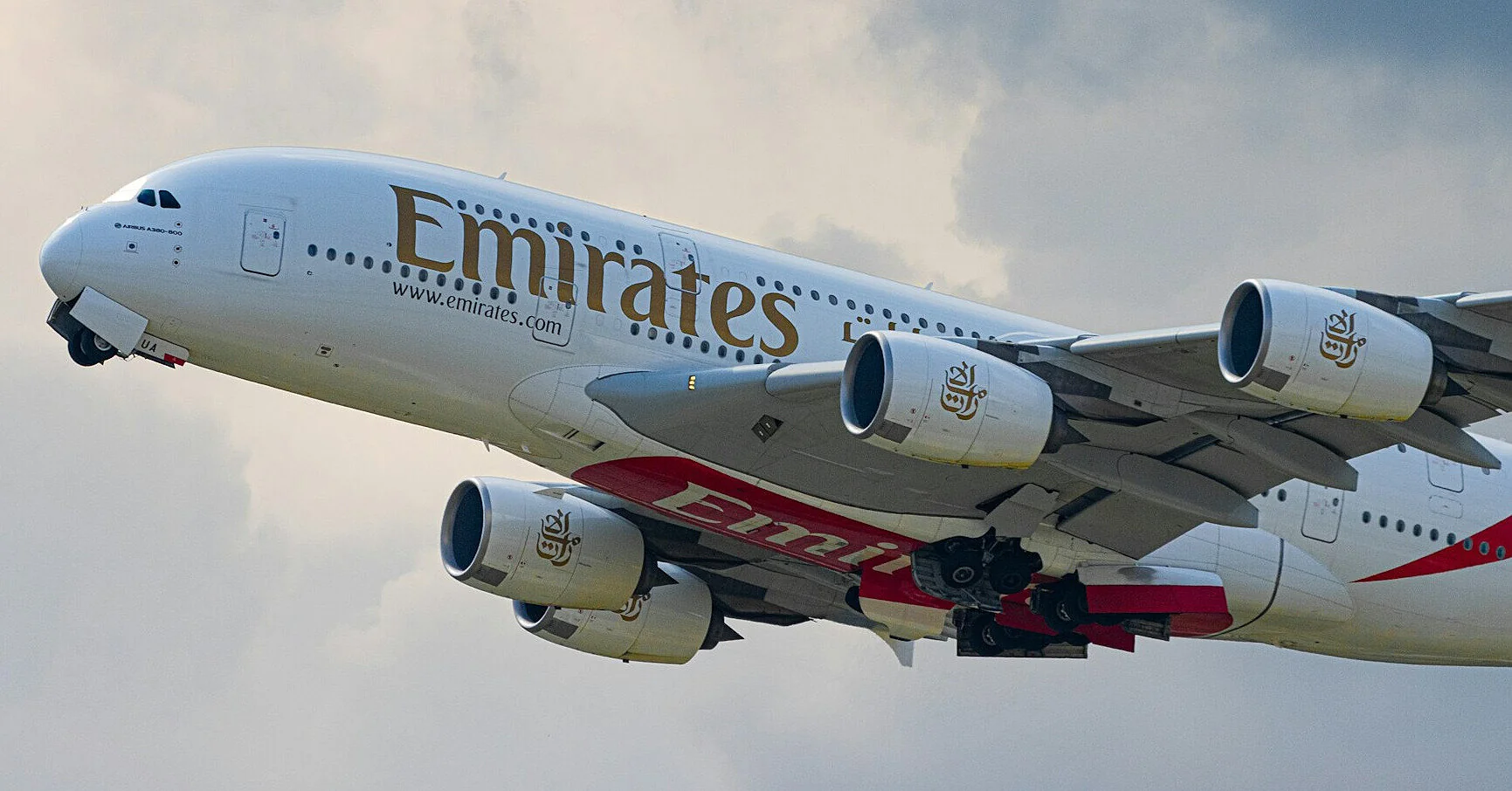 Евакуація літаками конкурентів: Emirates бере на себе воєнні ризики пасажирів у Дубаї