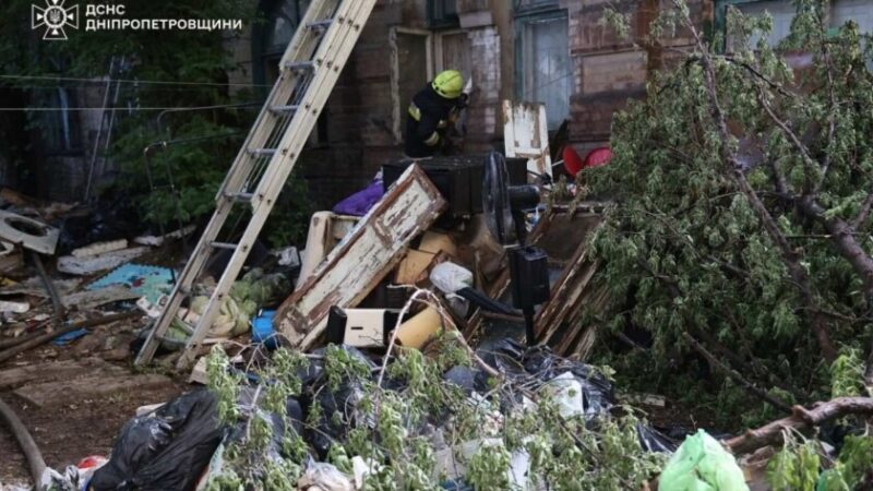 У центрі Дніпра горіла покинута будівля: пожежу гасили майже чотири години