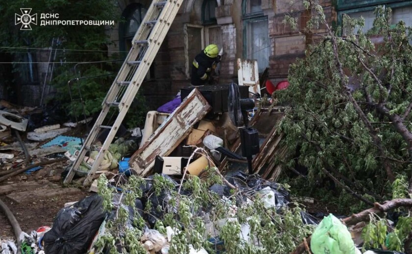 У центрі Дніпра горіла покинута будівля: пожежу гасили майже чотири години