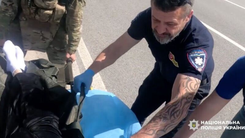 Під обстрілами та атаками дронів: екіпаж «Білий янгол» евакуював чотирьох мешканок Нікополя