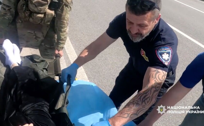 Під обстрілами та атаками дронів: екіпаж «Білий янгол» евакуював чотирьох мешканок Нікополя